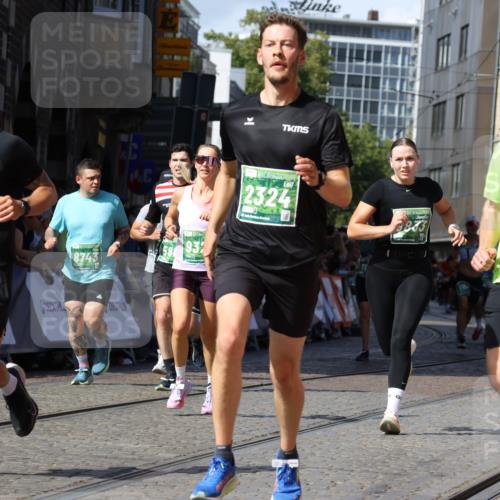 13.09.2026 - 21. swb-Marathon Bremen Strokosch-Dieckow http://msf.ph/oto/10336680 13.09.2026 13:18:37 Ziel 1146, 1419, 1872, 2260, 2671, 3241, 3458, 3634, 5292, 5307, 5460, 5695, 6152, 7491, 7954, 8094, 8943, 8944, 9134, 9609, 10065, 13150, 307, 2948, 3631, 4120, 5277, 5867, 6787, 7104, 7163, 7602, 8743, 9327, 9833 meine-sportfotos.de