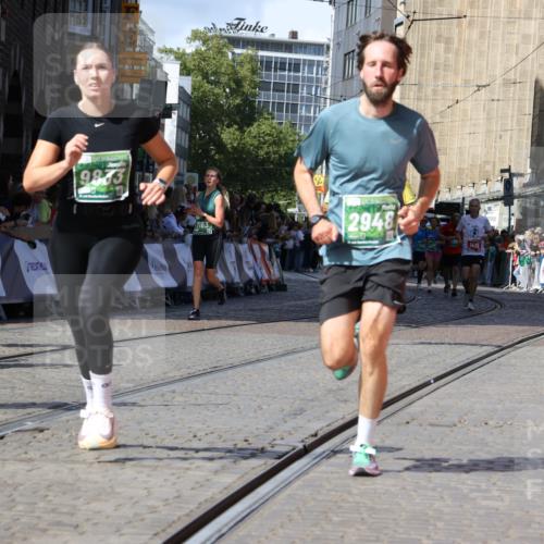 13.09.2026 - 21. swb-Marathon Bremen Strokosch-Dieckow http://msf.ph/oto/10336721 13.09.2026 13:18:39 Ziel 1146, 1419, 1872, 2055, 3458, 3634, 5292, 5307, 5460, 6152, 6293, 6294, 6818, 7491, 7954, 9134, 9609, 10065, 13150, 307, 4120, 4916, 5277, 5867, 6787, 7104, 7163, 7602, 8743, 9327 meine-sportfotos.de