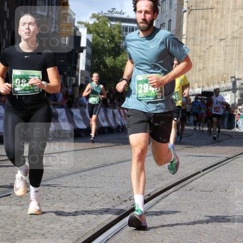 13.09.2026 - 21. swb-Marathon Bremen Strokosch-Dieckow http://msf.ph/oto/10336775 13.09.2026 13:18:39 Ziel 1146, 1419, 1872, 2055, 3458, 3634, 5292, 5307, 5460, 6152, 6293, 6294, 6818, 7491, 7954, 9134, 9609, 10065, 13150, 307, 4120, 4916, 5277, 5867, 6787, 7104, 7163, 7602, 8743, 9327 meine-sportfotos.de
