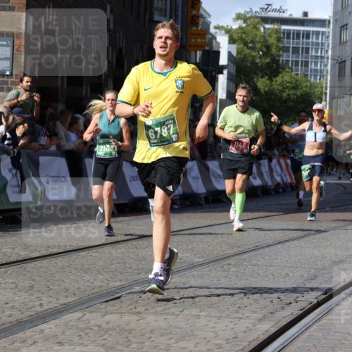 13.09.2026 - 21. swb-Marathon Bremen Strokosch-Dieckow http://msf.ph/oto/10336814 13.09.2026 13:18:42 Ziel 1146, 1419, 2055, 3458, 5307, 5460, 6293, 6294, 6818, 7491, 7731, 7954, 8404, 8872, 9019, 9134, 9275, 10065, 13150, 307, 4916, 5277, 7104, 7163, 7602, 7791 meine-sportfotos.de