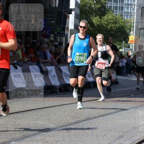 13.09.2026 - 21. swb-Marathon Bremen Strokosch-Dieckow http://msf.ph/oto/10337150 13.09.2026 13:18:52 Ziel 465, 1146, 1419, 2055, 2324, 2948, 3631, 4413, 4642, 5307, 5867, 6293, 6294, 6818, 7245, 7731, 8404, 8540, 8743, 8872, 9019, 9275, 9327, 9833, 13150, 2007, 4857, 4916, 6310, 7154, 7647, 7686, 7791, 9512, 13184 meine-sportfotos.de