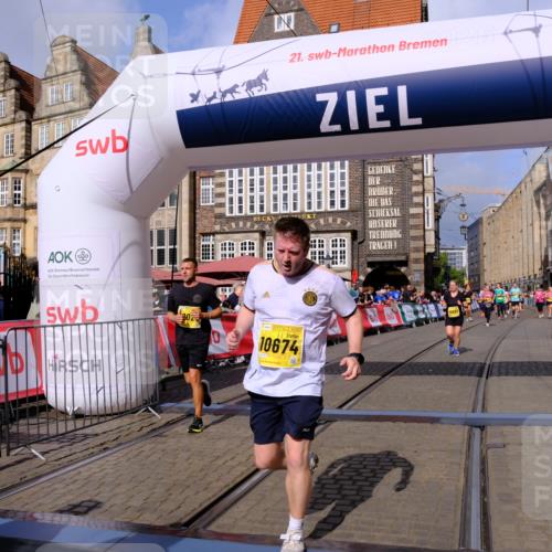 13.09.2026 - 21. swb-Marathon Bremen Tim E. http://msf.ph/oto/10337401 13.09.2026 11:08:09 Ziel 10139, 10595, 10660, 10661, 10674, 10830, 10871, 10937, 11037, 11044, 11378, 11515, 12024, 12031, 12066, 12097, 12194, 12307, 12511, 12512 meine-sportfotos.de
