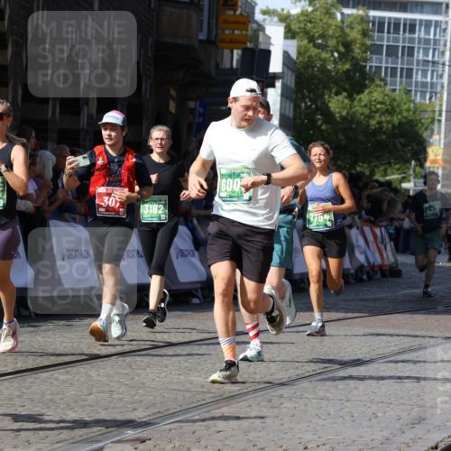 13.09.2026 - 21. swb-Marathon Bremen Strokosch-Dieckow http://msf.ph/oto/10337624 13.09.2026 13:19:15 Ziel 307, 2007, 4916, 5277, 6310, 7104, 7154, 7163, 7602, 7647, 7686, 7791, 9512, 13184, 2423, 3182, 3508, 4319, 4455, 5371, 6008, 7268, 7754, 7945, 8153, 9552, 9638, 9805 meine-sportfotos.de