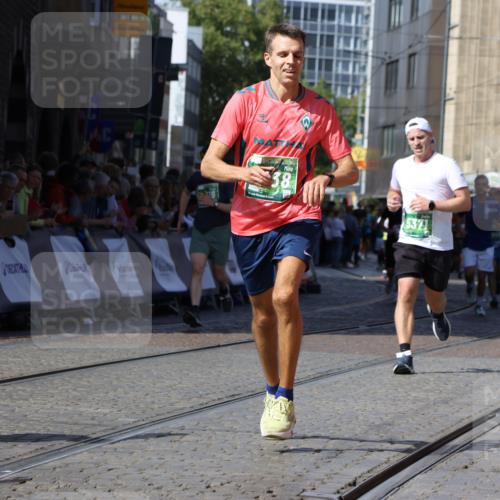 13.09.2026 - 21. swb-Marathon Bremen Strokosch-Dieckow http://msf.ph/oto/10337717 13.09.2026 13:19:18 Ziel 307, 2007, 4857, 4916, 5277, 6310, 7104, 7154, 7602, 7647, 7686, 7791, 9512, 13184, 3182, 4319, 4455, 4977, 4978, 5371, 7268, 7945, 8153, 9638 meine-sportfotos.de