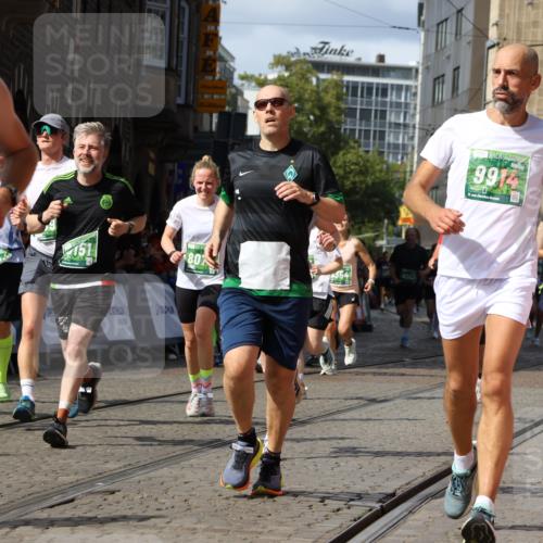 13.09.2026 - 21. swb-Marathon Bremen Strokosch-Dieckow http://msf.ph/oto/10337771 13.09.2026 13:31:43 Ziel 922, 1600, 1627, 2244, 2602, 2707, 3152, 3343, 3392, 3396, 3579, 3762, 3859, 4258, 4477, 4889, 5375, 5504, 5673, 5720, 5765, 5979, 6039, 6147, 6619, 6968, 6971, 7001, 7296, 7812, 8035, 8097, 8239, 8339, 8342, 8726, 9147, 9155, 9337, 9822, 13066, 578, 846, 3205, 3244, 3278, 3989, 4030, 4979, 4998, 5158, 5325, 5363, 5899, 6213, 6354, 7242, 7260, 7790, 7964, 8048, 8078, 8247, 8970, 9016, 9033, 9188, 9785, 9914, 13151 meine-sportfotos.de