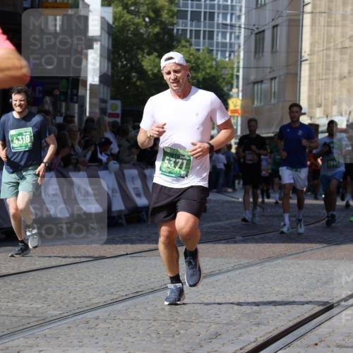 13.09.2026 - 21. swb-Marathon Bremen Strokosch-Dieckow http://msf.ph/oto/10337781 13.09.2026 13:19:19 Ziel 307, 2007, 4857, 4916, 5277, 6137, 6310, 7154, 7602, 7647, 7686, 7791, 9512, 13184, 4319, 4455, 4977, 4978, 5371, 7268, 7945, 8153 meine-sportfotos.de