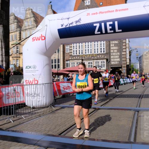 13.09.2026 - 21. swb-Marathon Bremen Tim E. http://msf.ph/oto/10338016 13.09.2026 11:08:27 Ziel 10135, 10139, 10188, 10404, 10493, 10767, 10793, 10851, 10859, 11032, 11044, 11263, 11378, 11404, 11659, 11831, 11833, 11958, 12031, 12066, 12160, 12248, 12325, 12384, 12389 meine-sportfotos.de