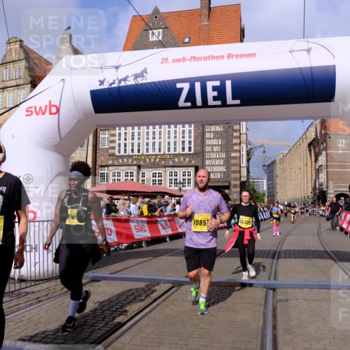 13.09.2026 - 21. swb-Marathon Bremen Tim E. http://msf.ph/oto/10338149 13.09.2026 11:08:32 Ziel 10135, 10188, 10404, 10493, 10767, 10793, 10851, 10859, 11032, 11263, 11509, 11659, 11831, 12160, 12248, 12315, 12325, 12384, 12389 meine-sportfotos.de