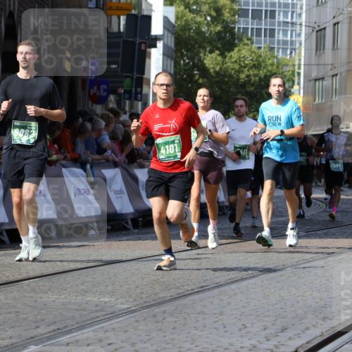 13.09.2026 - 21. swb-Marathon Bremen Strokosch-Dieckow http://msf.ph/oto/10338493 13.09.2026 13:19:46 Ziel 926, 1232, 2423, 2535, 3182, 3508, 4319, 4455, 4977, 4978, 5371, 6008, 7140, 7268, 7754, 7945, 8153, 9552, 9638, 9805, 13163, 411, 431, 495, 511, 1053, 1252, 1551, 1972, 3240, 3319, 3411, 4101, 5813, 5837, 7404, 7488, 8263, 9082, 13192 meine-sportfotos.de