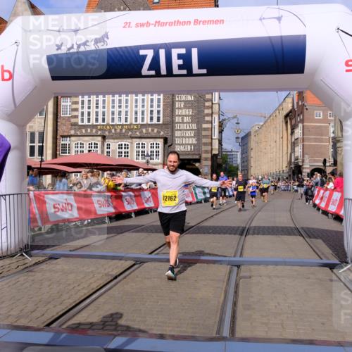 13.09.2026 - 21. swb-Marathon Bremen Tim E. http://msf.ph/oto/10338707 13.09.2026 11:08:53 Ziel 10229, 10399, 10609, 11065, 11124, 11358, 11421, 11560, 11561, 11678, 11710, 11718, 11834, 11888, 11968, 12073, 12162, 12164, 12410, 12516 meine-sportfotos.de