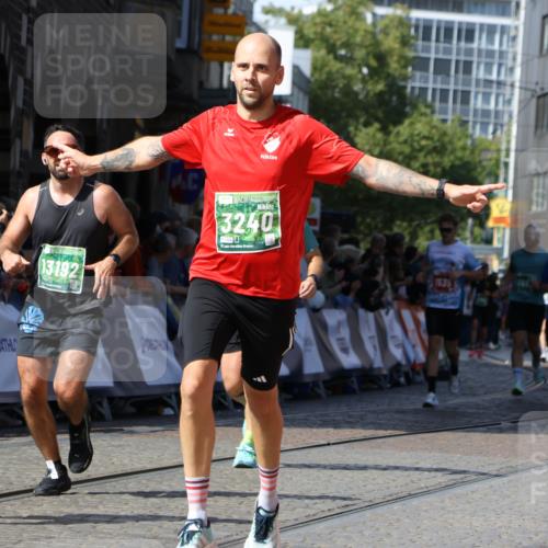 13.09.2026 - 21. swb-Marathon Bremen Strokosch-Dieckow http://msf.ph/oto/10338719 13.09.2026 13:19:53 Ziel 161, 461, 926, 1010, 1232, 1281, 1468, 1535, 1642, 4319, 4455, 4977, 4978, 5371, 7037, 7140, 7268, 7945, 8153, 8185, 9984, 13163, 205, 431, 495, 511, 1058, 1252, 1390, 1537, 1551, 1931, 1972, 2343, 2807, 2903, 3240, 3690, 4287, 5340, 5389, 5813, 5837, 6663, 7341, 7404, 7488, 7531, 13192 meine-sportfotos.de