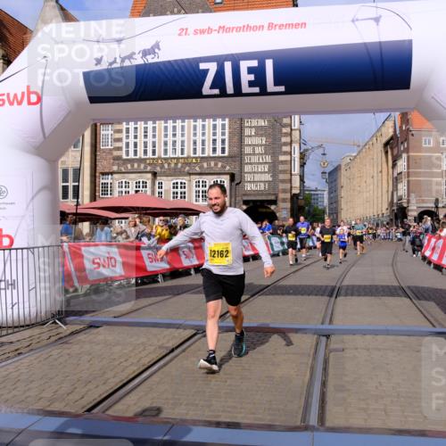 13.09.2026 - 21. swb-Marathon Bremen Tim E. http://msf.ph/oto/10338745 13.09.2026 11:08:54 Ziel 10229, 10399, 10609, 11065, 11358, 11421, 11560, 11561, 11678, 11710, 11718, 11834, 11888, 11968, 12162, 12164, 12410, 12516 meine-sportfotos.de