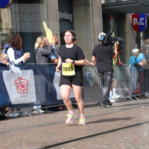 13.09.2026 - 21. swb-Marathon Bremen Strokosch-Dieckow http://msf.ph/oto/10338862 13.09.2026 11:06:06 Ziel 10376, 10681, 10682, 10852, 10853, 11021, 11028, 11029, 11240, 11340, 11374, 11432, 11460, 11690, 11729, 11849, 12217, 12479, 12485, 10018, 10204, 10305, 10375, 10382, 10619, 10662, 11024, 11029, 11132, 11156, 11164, 11477, 11674, 11775, 11786, 12186, 12378, 12486, 12523, 12528, 12773 meine-sportfotos.de