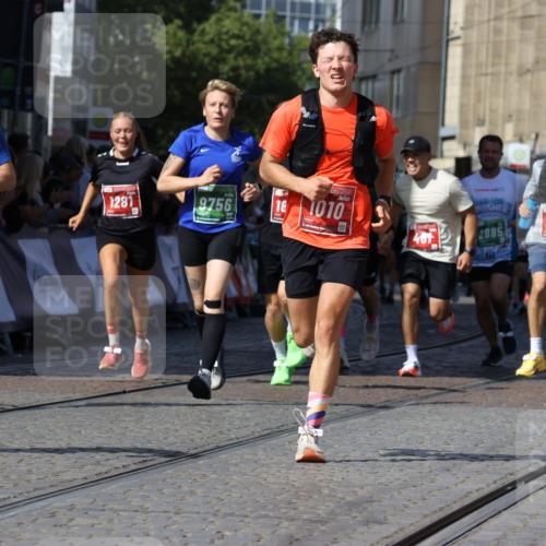 13.09.2026 - 21. swb-Marathon Bremen Strokosch-Dieckow http://msf.ph/oto/10339168 13.09.2026 13:20:04 Ziel 161, 411, 461, 926, 1010, 1053, 1232, 1281, 1468, 1535, 1642, 2870, 2906, 3319, 3411, 3966, 4101, 4479, 4480, 4977, 4978, 7037, 7140, 7655, 8185, 8263, 9082, 9359, 9984, 13163, 655, 1058, 1537, 1750, 1931, 2122, 2885, 2903, 3685, 3690, 5583, 6901, 7018, 7341, 7531, 7664, 9518, 9756 meine-sportfotos.de