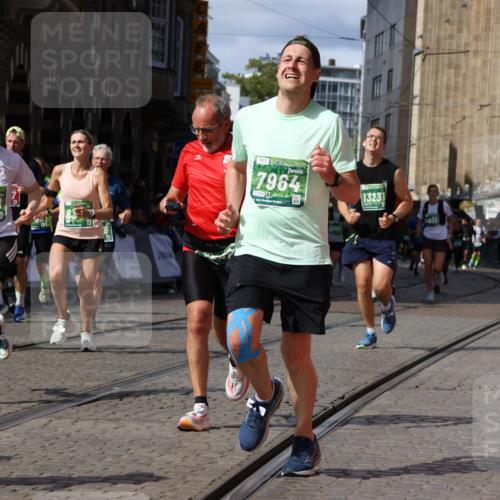 13.09.2026 - 21. swb-Marathon Bremen Strokosch-Dieckow http://msf.ph/oto/10339318 13.09.2026 13:31:46 Ziel 922, 1600, 1627, 2244, 2602, 2707, 3152, 3343, 3392, 3396, 3579, 3859, 4258, 4273, 4477, 4692, 4889, 5375, 5504, 5720, 5765, 5979, 6039, 6147, 6581, 6968, 6971, 7001, 7032, 7296, 7812, 8035, 8042, 8205, 8239, 8339, 8342, 8364, 8495, 8522, 8726, 9147, 9155, 9293, 9822, 9903, 13066, 578, 846, 2934, 3205, 3278, 3946, 4030, 4979, 4998, 5158, 5325, 6116, 6354, 7242, 7526, 7790, 8048, 8247, 8610, 8970, 9016, 9188, 9640, 9785 meine-sportfotos.de