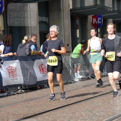 13.09.2026 - 21. swb-Marathon Bremen Strokosch-Dieckow http://msf.ph/oto/10339360 13.09.2026 11:06:26 Ziel 10323, 10378, 10654, 10663, 10795, 10849, 10989, 11021, 11066, 11240, 11370, 12124, 12146, 12219, 12249, 12485, 10375, 10376, 10681, 10682, 10852, 10853, 11028, 11029, 11340, 11374, 11432, 11460, 11674, 11690, 11729, 11786, 11849, 12217, 12479, 12485 meine-sportfotos.de
