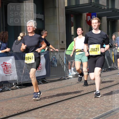 13.09.2026 - 21. swb-Marathon Bremen Strokosch-Dieckow http://msf.ph/oto/10339370 13.09.2026 11:06:27 Ziel 10323, 10378, 10654, 10663, 10795, 10849, 10989, 11021, 11066, 11240, 11370, 12124, 12146, 12219, 12249, 10375, 10376, 10681, 10682, 10852, 10853, 11028, 11029, 11340, 11374, 11432, 11460, 11674, 11690, 11729, 11786, 11849, 12217, 12479, 12485 meine-sportfotos.de