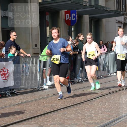 13.09.2026 - 21. swb-Marathon Bremen Strokosch-Dieckow http://msf.ph/oto/10339429 13.09.2026 11:06:28 Ziel 10323, 10378, 10654, 10663, 10795, 10849, 10989, 11021, 11066, 11240, 11370, 12124, 12146, 12219, 12249, 10375, 10376, 10681, 10682, 10852, 10853, 11028, 11029, 11240, 11340, 11374, 11432, 11460, 11674, 11690, 11729, 11786, 11849, 12217, 12479, 12485 meine-sportfotos.de