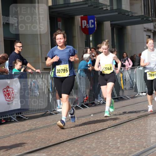 13.09.2026 - 21. swb-Marathon Bremen Strokosch-Dieckow http://msf.ph/oto/10339439 13.09.2026 11:06:29 Ziel 10323, 10378, 10654, 10663, 10795, 10849, 10989, 11021, 11066, 11257, 11370, 12124, 12146, 12219, 12249, 10375, 10376, 10681, 10682, 10852, 10853, 11028, 11029, 11240, 11340, 11374, 11432, 11460, 11674, 11690, 11729, 11786, 11849, 12217, 12479, 12485 meine-sportfotos.de