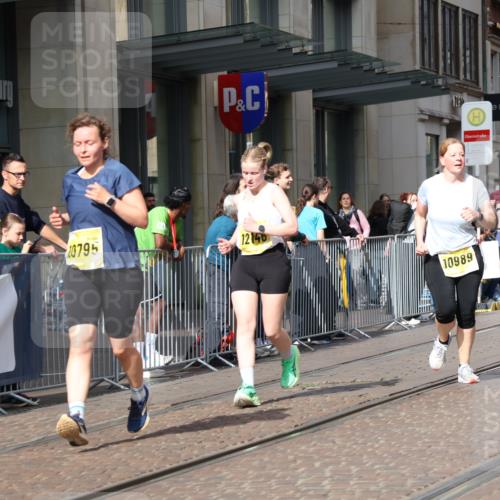 13.09.2026 - 21. swb-Marathon Bremen Strokosch-Dieckow http://msf.ph/oto/10339448 13.09.2026 11:06:29 Ziel 10323, 10378, 10654, 10663, 10795, 10849, 10989, 11021, 11066, 11257, 11370, 12124, 12146, 12219, 12249, 10375, 10376, 10681, 10682, 10852, 10853, 11028, 11029, 11240, 11340, 11374, 11432, 11460, 11674, 11690, 11729, 11786, 11849, 12217, 12479, 12485 meine-sportfotos.de
