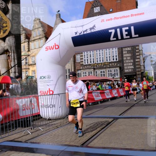 13.09.2026 - 21. swb-Marathon Bremen Tim E. http://msf.ph/oto/10339760 13.09.2026 11:09:48 Ziel 10234, 10386, 10417, 10424, 10556, 10664, 10694, 10712, 10769, 10785, 10823, 10981, 11192, 11225, 11882, 11883, 11914, 11915, 11937, 11995, 12322, 12409, 12474, 12532 meine-sportfotos.de