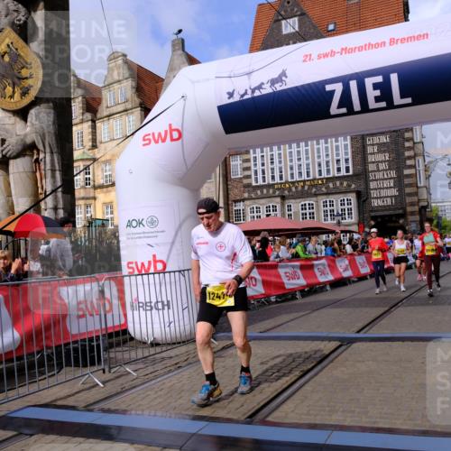 13.09.2026 - 21. swb-Marathon Bremen Tim E. http://msf.ph/oto/10339771 13.09.2026 11:09:48 Ziel 10234, 10386, 10417, 10424, 10556, 10664, 10694, 10712, 10769, 10785, 10823, 10981, 11192, 11225, 11882, 11883, 11914, 11915, 11937, 11995, 12322, 12409, 12474, 12532 meine-sportfotos.de