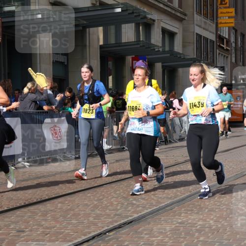 13.09.2026 - 21. swb-Marathon Bremen Strokosch-Dieckow http://msf.ph/oto/10339977 13.09.2026 11:06:59 Ziel 10156, 10205, 10360, 10488, 10695, 10748, 11100, 11123, 11246, 11393, 11417, 11439, 11600, 11684, 11696, 11759, 11767, 11822, 11823, 11865, 11917, 12020, 12173, 12210, 12255, 12266, 12536, 10323, 10378, 10663, 10795, 10989, 11066, 11257, 11370, 12124, 12146, 12219, 12249 meine-sportfotos.de