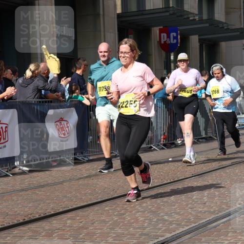 13.09.2026 - 21. swb-Marathon Bremen Strokosch-Dieckow http://msf.ph/oto/10340137 13.09.2026 11:07:04 Ziel 10138, 10205, 10279, 10280, 10488, 10501, 10505, 10695, 10748, 11100, 11123, 11246, 11393, 11417, 11600, 11696, 11759, 11767, 11822, 11823, 11865, 11899, 11917, 12020, 12173, 12210, 12255, 12266, 12277, 12419, 12536, 10156, 10360, 10378, 10663, 11066, 11100, 11257, 11370, 11439, 11684, 12124, 12219, 12249 meine-sportfotos.de