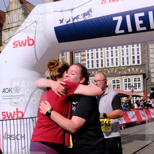13.09.2026 - 21. swb-Marathon Bremen Tim E. http://msf.ph/oto/10340164 13.09.2026 11:10:08 Ziel 10234, 10417, 10435, 10645, 10696, 10737, 10785, 10990, 10991, 11119, 11383, 11437, 11441, 12449 meine-sportfotos.de