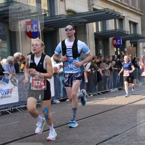 13.09.2026 - 21. swb-Marathon Bremen Strokosch-Dieckow http://msf.ph/oto/10341157 13.09.2026 13:27:41 Ziel 440, 488, 534, 762, 1343, 1456, 3135, 3480, 3576, 4106, 4133, 4265, 4744, 5360, 5462, 6468, 6522, 7042, 7138, 7926, 8188, 8351, 8656, 9067, 9145, 9167, 9168, 9494, 9543, 9881, 13069, 13198, 242, 323, 440, 593, 857, 940, 1006, 1373, 1574, 1932, 2345, 2668, 2686, 3013, 3460, 3496, 3521, 3970, 4421, 4496, 4593, 5081, 5220, 5290, 5358, 5557, 5616, 6067, 6306, 7110, 7138, 7358, 9494, 9727 meine-sportfotos.de