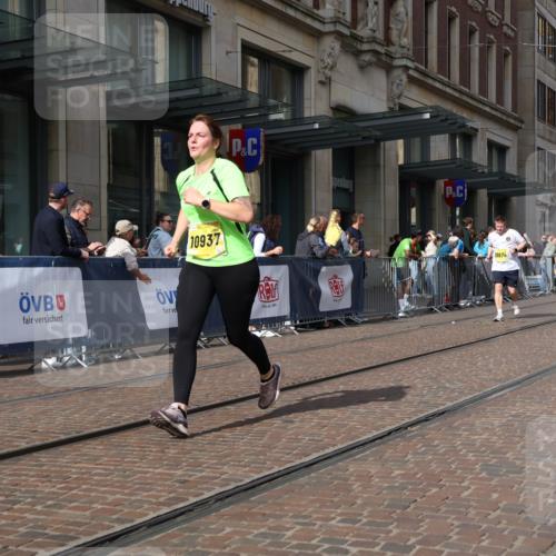 13.09.2026 - 21. swb-Marathon Bremen Strokosch-Dieckow http://msf.ph/oto/10341586 13.09.2026 11:07:44 Ziel 10135, 10139, 10404, 10493, 10660, 10674, 10767, 10793, 10859, 10937, 11032, 11044, 11263, 11378, 11404, 11659, 11831, 11833, 11958, 12024, 12031, 12066, 12160, 12248, 12384, 12389, 12511, 12512, 10138, 10279, 10280, 10363, 10364, 10501, 10505, 10580, 10595, 10661, 10695, 10830, 10871, 10907, 10935, 10937, 11037, 11223, 11417, 11515, 11643, 11767, 11865, 11899, 11924, 11934, 12097, 12167, 12168, 12194, 12210, 12277, 12307 meine-sportfotos.de