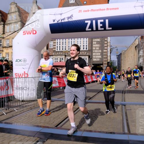 13.09.2026 - 21. swb-Marathon Bremen Tim E. http://msf.ph/oto/10341623 13.09.2026 11:11:16 Ziel 10148, 10163, 10313, 10461, 10462, 10527, 10547, 10644, 10653, 10792, 10841, 11043, 11141, 11237, 11335, 11465, 11483, 11691, 11756, 11993, 12401, 12507 meine-sportfotos.de