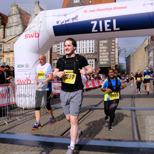 13.09.2026 - 21. swb-Marathon Bremen Tim E. http://msf.ph/oto/10341643 13.09.2026 11:11:17 Ziel 10148, 10163, 10313, 10527, 10547, 10644, 10653, 10792, 10841, 11043, 11141, 11237, 11335, 11465, 11483, 11691, 11756, 11993, 12401, 12507 meine-sportfotos.de