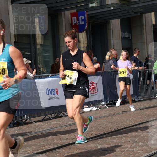 13.09.2026 - 21. swb-Marathon Bremen Strokosch-Dieckow http://msf.ph/oto/10342054 13.09.2026 11:08:00 Ziel 10135, 10188, 10404, 10493, 10767, 10793, 10851, 10859, 11032, 11124, 11263, 11509, 11560, 11561, 11659, 11831, 11888, 11968, 12073, 12160, 12164, 12248, 12315, 12325, 12384, 12389, 12410, 10139, 10595, 10660, 10661, 10674, 10830, 10871, 10937, 11037, 11044, 11378, 11404, 11515, 11643, 11831, 11833, 11958, 12024, 12031, 12066, 12097, 12194, 12248, 12307, 12511, 12512 meine-sportfotos.de