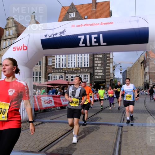 13.09.2026 - 21. swb-Marathon Bremen Tim E. http://msf.ph/oto/10342227 13.09.2026 11:11:47 Ziel 10155, 10510, 10511, 10546, 10552, 10977, 11036, 11216, 11289, 11458, 11533, 11702, 11870, 11927, 12082, 12126, 12220, 12286, 12311, 12336, 12464, 12508, 12553 meine-sportfotos.de