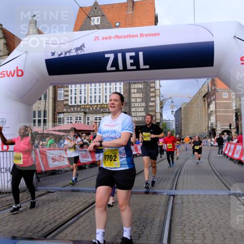 13.09.2026 - 21. swb-Marathon Bremen Tim E. http://msf.ph/oto/10342302 13.09.2026 11:11:49 Ziel 10155, 10510, 10511, 10546, 10552, 10977, 11036, 11216, 11239, 11289, 11533, 11702, 11870, 11927, 12082, 12126, 12220, 12286, 12311, 12336, 12464, 12508, 12553 meine-sportfotos.de