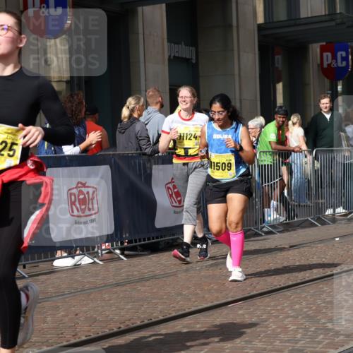 13.09.2026 - 21. swb-Marathon Bremen Strokosch-Dieckow http://msf.ph/oto/10342308 13.09.2026 11:08:08 Ziel 10135, 10188, 10229, 10851, 11065, 11124, 11263, 11509, 11560, 11561, 11678, 11888, 11968, 12073, 12162, 12164, 12315, 12325, 12410, 12516, 10139, 10404, 10493, 10660, 10661, 10674, 10767, 10793, 10859, 10937, 11032, 11044, 11263, 11378, 11404, 11659, 11831, 11833, 11958, 12024, 12031, 12066, 12160, 12248, 12384, 12389, 12511, 12512 meine-sportfotos.de