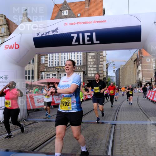 13.09.2026 - 21. swb-Marathon Bremen Tim E. http://msf.ph/oto/10342311 13.09.2026 11:11:49 Ziel 10155, 10510, 10511, 10546, 10552, 10977, 11036, 11216, 11239, 11289, 11533, 11702, 11870, 11927, 12082, 12126, 12220, 12286, 12311, 12336, 12464, 12508, 12553 meine-sportfotos.de
