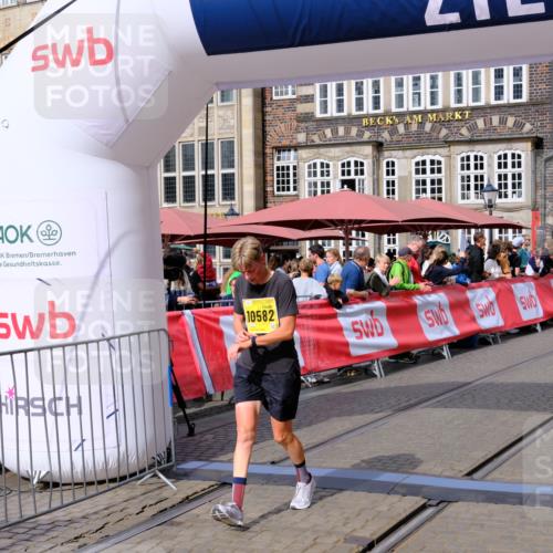13.09.2026 - 21. swb-Marathon Bremen Tim E. http://msf.ph/oto/10342529 13.09.2026 11:12:11 Ziel 10490, 10582, 10616 meine-sportfotos.de