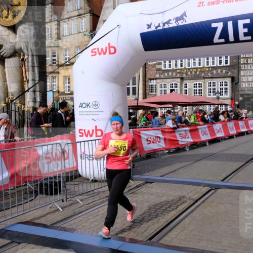 13.09.2026 - 21. swb-Marathon Bremen Tim E. http://msf.ph/oto/10342570 13.09.2026 11:12:19 Ziel 10490, 10582, 11585, 12012 meine-sportfotos.de