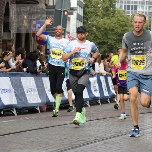 13.09.2026 - 21. swb-Marathon Bremen Strokosch-Dieckow http://msf.ph/oto/10342684 13.09.2026 10:51:33 Ziel 10381, 10471, 10515, 10808, 10887, 11339, 11503, 11537, 11801, 11973, 12051, 12133, 12552, 10162, 10183, 10281, 10348, 10467, 10641, 11273, 11542, 11733, 11777, 12329 meine-sportfotos.de