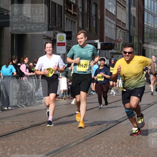 13.09.2026 - 21. swb-Marathon Bremen Strokosch-Dieckow http://msf.ph/oto/10343176 13.09.2026 11:08:32 Ziel 10217, 10399, 10455, 10469, 10599, 10609, 11011, 11053, 11074, 11358, 11421, 11434, 11531, 11710, 11718, 11812, 11834, 11905, 12162, 12256, 12353, 12438, 12517, 10135, 10188, 10229, 10793, 10851, 11032, 11065, 11124, 11263, 11509, 11560, 11561, 11678, 11888, 11968, 12073, 12162, 12164, 12315, 12325, 12410, 12516 meine-sportfotos.de
