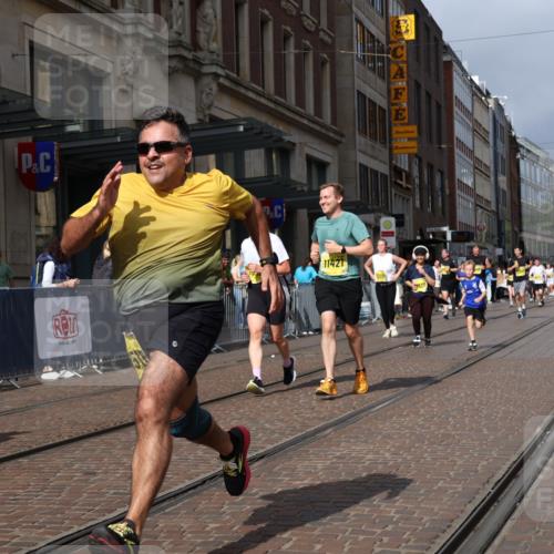 13.09.2026 - 21. swb-Marathon Bremen Strokosch-Dieckow http://msf.ph/oto/10343270 13.09.2026 11:08:34 Ziel 10217, 10399, 10455, 10469, 10599, 10609, 11011, 11053, 11074, 11358, 11421, 11434, 11531, 11710, 11718, 11812, 11834, 11905, 12192, 12256, 12353, 12438, 12517, 12554, 10135, 10188, 10229, 10851, 11065, 11124, 11509, 11560, 11561, 11678, 11834, 11888, 11968, 12073, 12162, 12164, 12315, 12325, 12410, 12516 meine-sportfotos.de