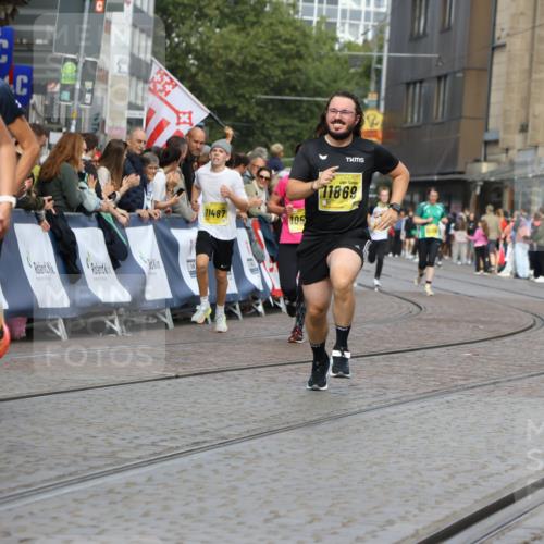13.09.2026 - 21. swb-Marathon Bremen Strokosch-Dieckow http://msf.ph/oto/10344026 13.09.2026 10:52:08 Ziel 10162, 10183, 10281, 10348, 10467, 10641, 11273, 11277, 11542, 11685, 11733, 11777, 11784, 11962, 12329, 12349, 11371, 11610, 12319, 13578 meine-sportfotos.de