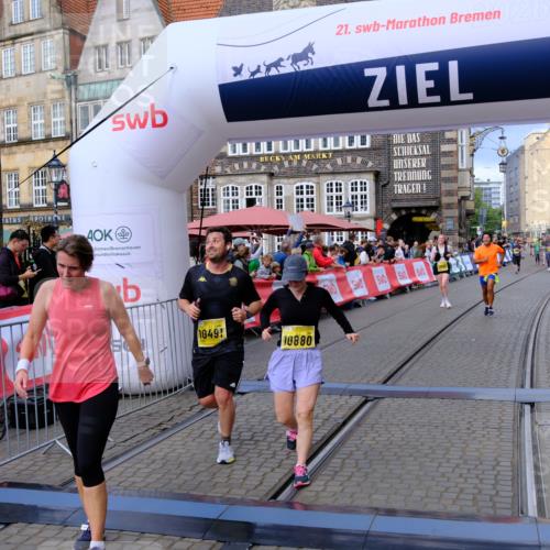 13.09.2026 - 21. swb-Marathon Bremen Tim E. http://msf.ph/oto/10344083 13.09.2026 11:14:17 Ziel 10491, 10799, 10880, 11027, 11902 meine-sportfotos.de