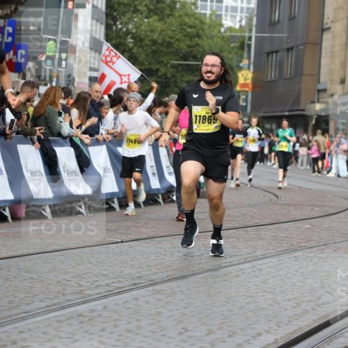 13.09.2026 - 21. swb-Marathon Bremen Strokosch-Dieckow http://msf.ph/oto/10344105 13.09.2026 10:52:08 Ziel 10162, 10183, 10281, 10348, 10467, 10641, 11273, 11277, 11542, 11685, 11733, 11777, 11784, 11962, 12329, 12349, 11371, 11610, 12319, 13578 meine-sportfotos.de
