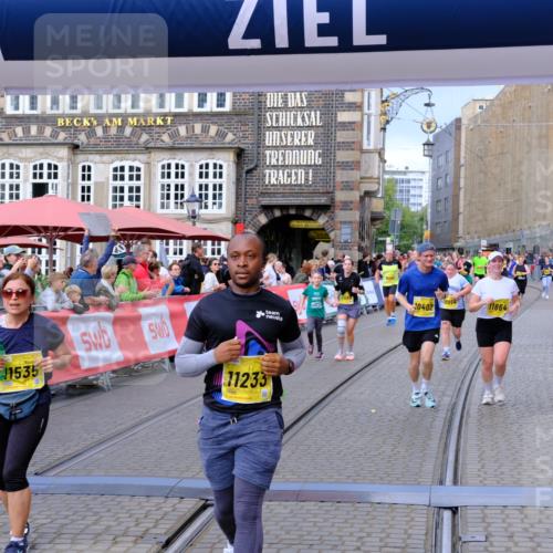 13.09.2026 - 21. swb-Marathon Bremen Tim E. http://msf.ph/oto/10344158 13.09.2026 11:14:29 Ziel 10395, 10396, 10402, 10586, 10854, 11027, 11233, 11535, 11864, 11902 meine-sportfotos.de