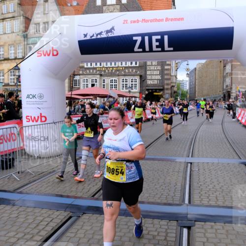 13.09.2026 - 21. swb-Marathon Bremen Tim E. http://msf.ph/oto/10344315 13.09.2026 11:14:35 Ziel 10303, 10395, 10396, 10402, 10586, 10784, 10854, 11041, 11140, 11173, 11233, 11363, 11535, 11703, 11864, 12100 meine-sportfotos.de