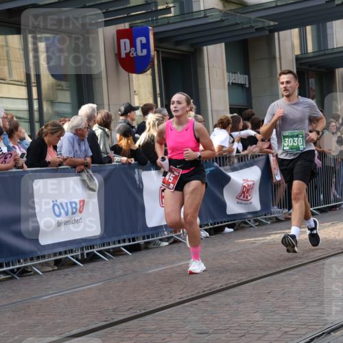 13.09.2026 - 21. swb-Marathon Bremen Strokosch-Dieckow http://msf.ph/oto/10344370 13.09.2026 13:29:17 Ziel 124, 132, 716, 1073, 1083, 1243, 1365, 1387, 1581, 2076, 2289, 2301, 2742, 2957, 3030, 3721, 4541, 4576, 5244, 5599, 6006, 6103, 6384, 6499, 6690, 6725, 6930, 7013, 7079, 7384, 7426, 7631, 7649, 7884, 8007, 8009, 8481, 8594, 8831, 9534, 9747, 9770, 10013, 13031, 303, 394, 565, 596, 651, 687, 745, 936, 1274, 1545, 1688, 1823, 2023, 2070, 2223, 2378, 2867, 3258, 3796, 3846, 3912, 3938, 4590, 5036, 5225 meine-sportfotos.de