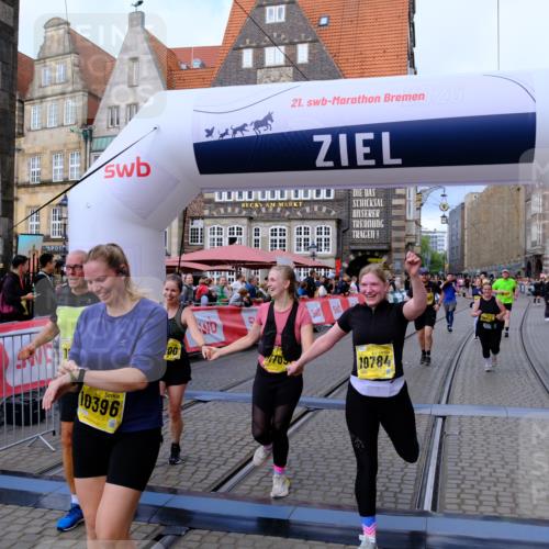 13.09.2026 - 21. swb-Marathon Bremen Tim E. http://msf.ph/oto/10344509 13.09.2026 11:14:39 Ziel 10303, 10395, 10396, 10402, 10586, 10722, 10784, 10854, 11041, 11140, 11173, 11233, 11363, 11535, 11703, 11864, 12100, 12112, 12431 meine-sportfotos.de